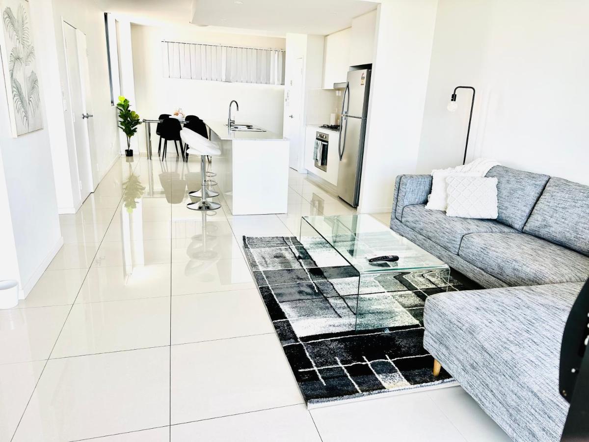 Modern 2 Bedroom & 2 Bathroom Apartment With Stunning Sydney Cbd & Skyline Views! Liverpool Extérieur photo
