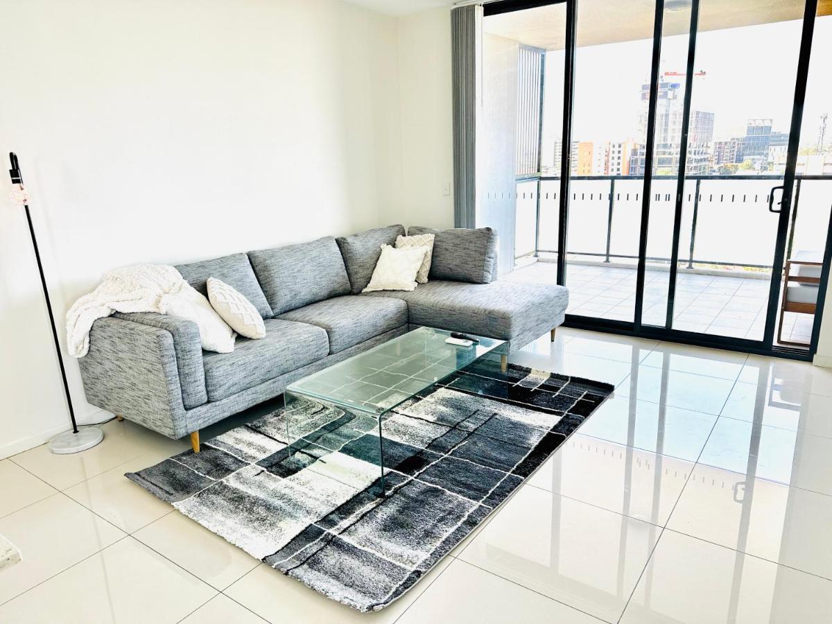 Modern 2 Bedroom & 2 Bathroom Apartment With Stunning Sydney Cbd & Skyline Views! Liverpool Extérieur photo